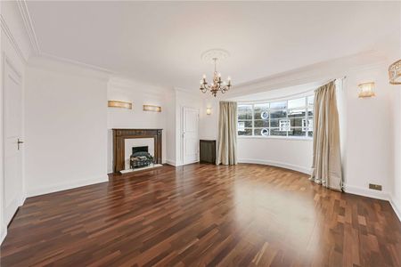 Lateral three bedroom set in a prestigious building in St. John's Wood with views into Regents Park - Photo 4