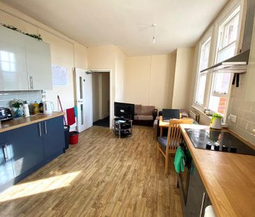 3 bedroom flat to rent - Photo 4