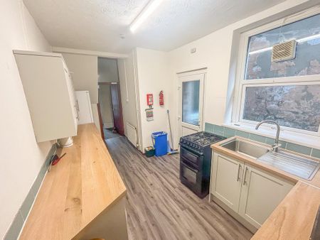 1 bedroom in a house share to rent - Photo 3