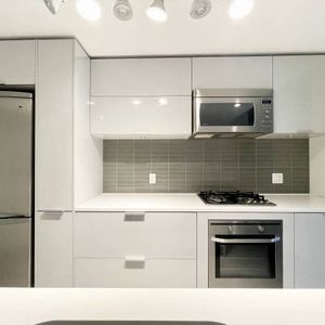 Great Location + Spacious 1 Bed 1 Bath @ Woodwards - UNFURNISHED - Photo 2