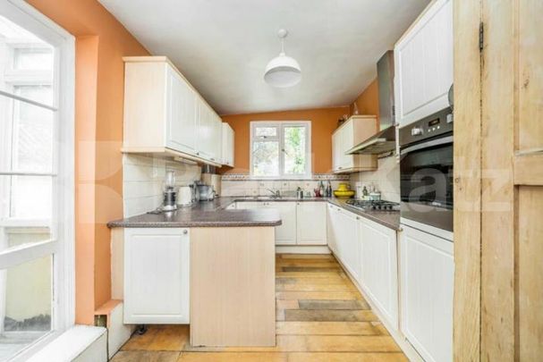4 bedroom house located close to Upper Holloway - Photo 1