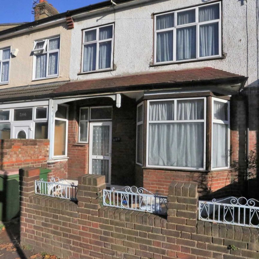 Guide Price £2,400 pcm - Available 05/04/2026 - Furnished - Photo 1