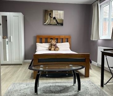 Studio Flat, Highfield Avenue, NW11 - Photo 2