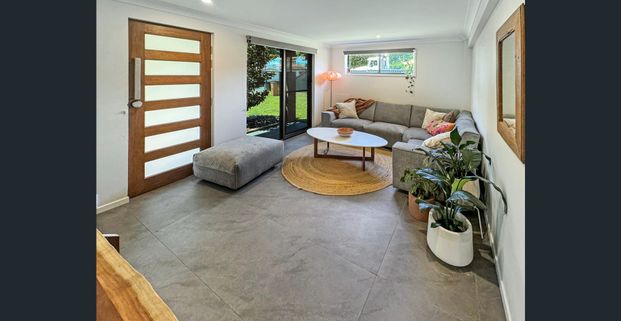 Large, two-storey home with ducted ac and solar! - Photo 1