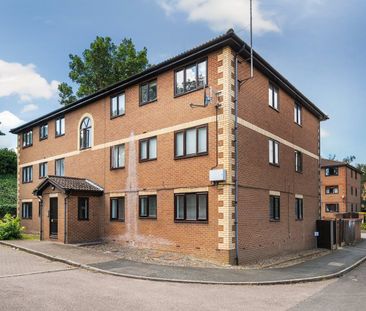Flat to rent - Winston Close, Greenhithe, DA9 - Photo 6