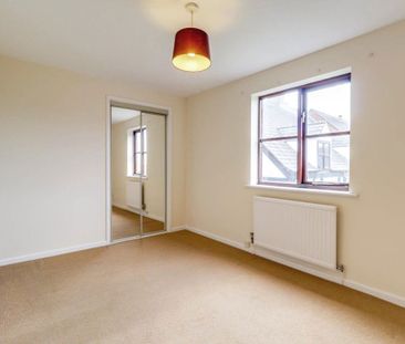 A 3 Bedroom House in Bishops Cleeve GL52 8NL - Photo 3