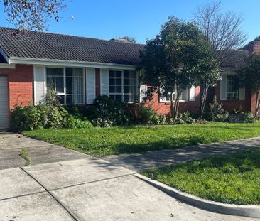 Spacious 4 bedroom Home In The Perfect Location! - Photo 3