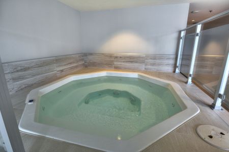 Condo for rent, Montréal (Ville-Marie) - Photo 2