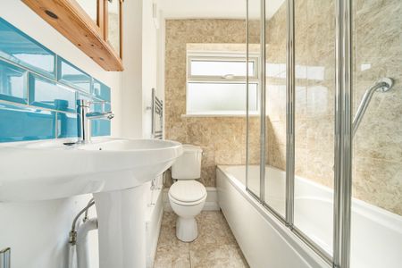 2 bed Flat To Let - Photo 5