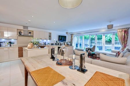 5 bedroom semi-detached house to rent - Photo 4