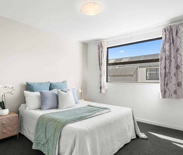 4 bedroom townhouse- stones throw from Hagley park - Photo 2