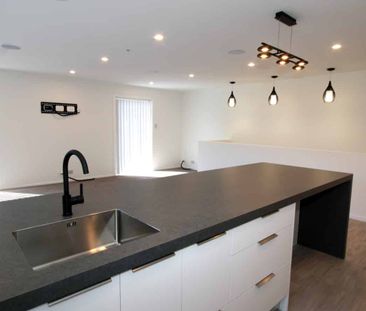 Clean, Crisp & Well Presented - Photo 3