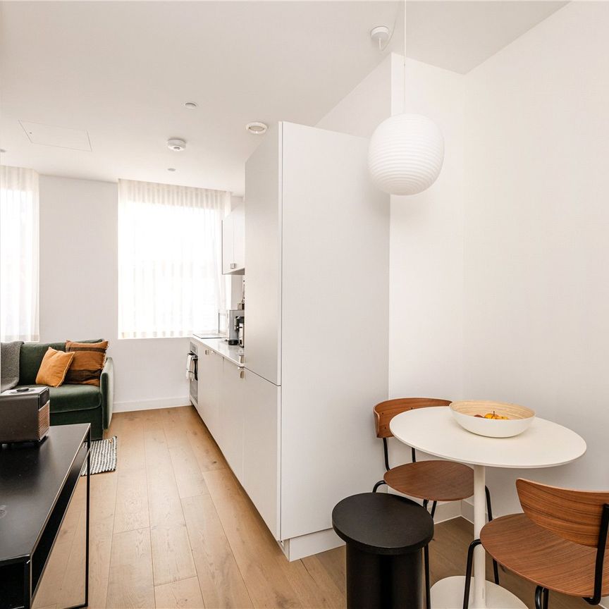 A refurbished one-bedroom apartment with all bills included, located in one of London’s most sought-after areas. - Photo 1