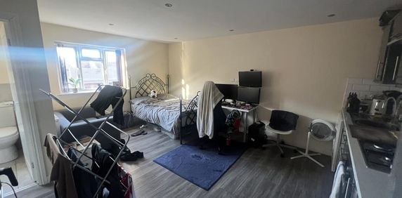 Studio to rent - Photo 2