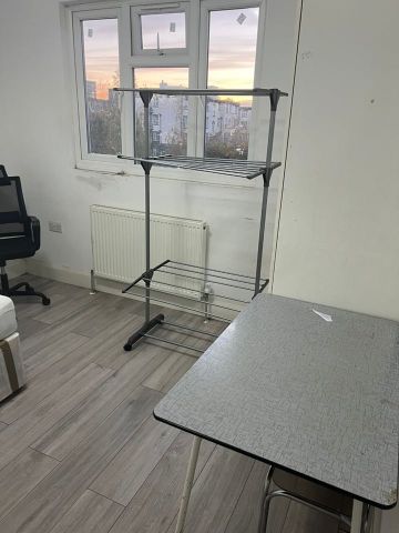 Room in a Shared House, Lodge Road, CR0 - Photo 2