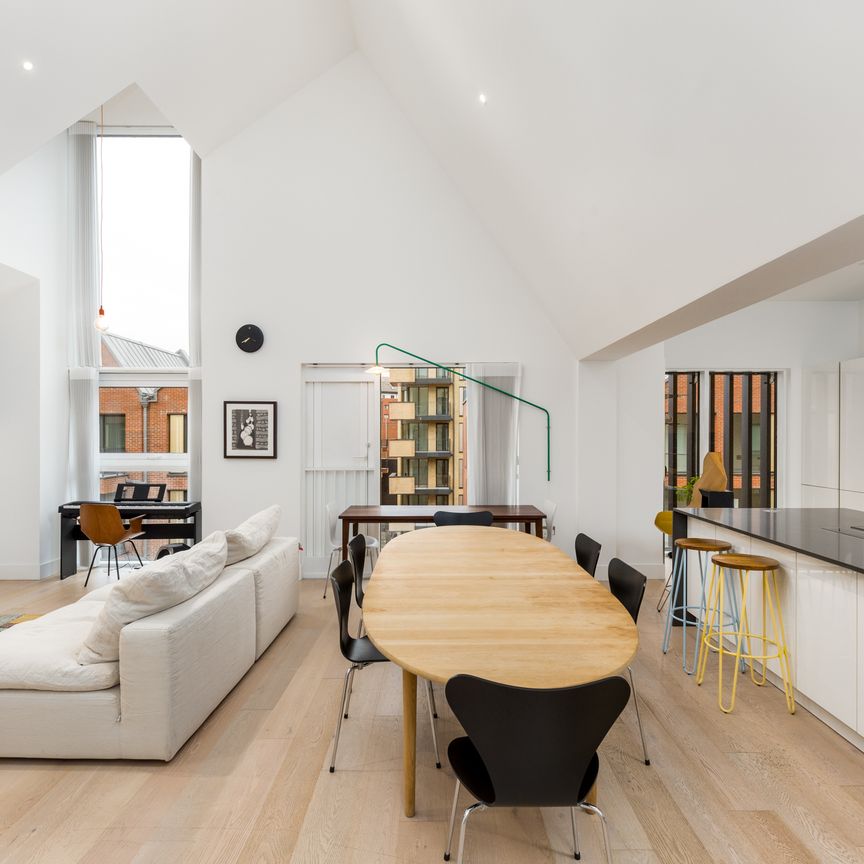 A Vaulted-Ceiling Penthouse with Terrace in Fulham Riverside - Photo 1