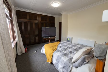 Spacious Home with Modern Comforts - Photo 4