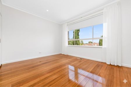 Newly Renovated Home in Sought After Pocket of Ashwood - 2 Living Spaces - Photo 3
