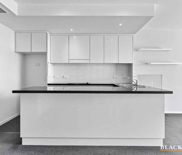 Landmark apartment with water views! - Photo 2