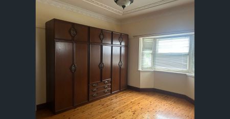 Charming 3-Bedroom Brick Home – Perfect for Couples & Families - Photo 3