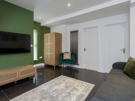 Beautiful new shared house in walking distance to QA Hospital Room 2 - Photo 3