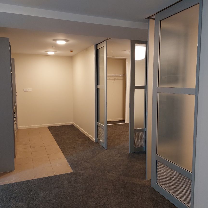 Newly renovated 3 bedroom apartment with carpark. - Photo 1