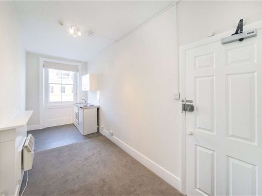 A studio benefitting from its own kitchenette and shared shower room facilities. Heating of water, mains water included in the rent. - Photo 1