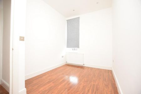 3 bedroom flat to rent - Photo 4