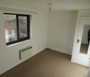 3 bed House - To Let - Photo 3