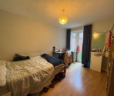 4 bedroom semi-detached house to rent - Photo 3
