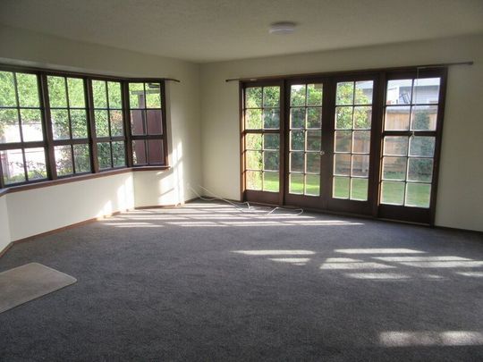RICCARTON – 3 BED/1 BATHROOM, DOUBLE GARAGE - Photo 1