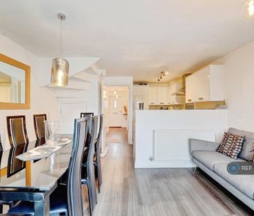 3 bedroom semi-detached house to rent - Photo 5