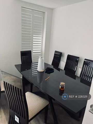 4 bedroom detached house to rent - Photo 2