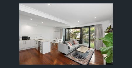 Modern 3-Bedroom Townhouse with Private Street Access - Photo 4