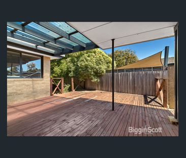 PRIVATE AND SECURE SINGLE LEVEL RETREAT ! - Photo 6