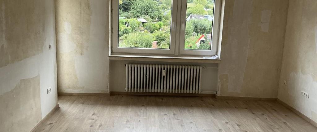 Schöne 3-Zimmer-Wohnung mit neuem Laminatboden und Balkon in Hagen Eilperfeld! - Photo 1