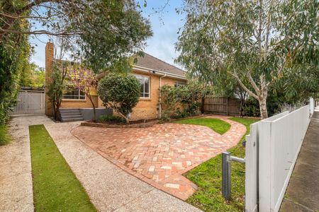 CHARMING FOUR BEDROOM FAMILY HOME - Photo 4