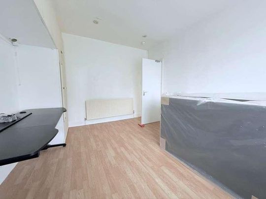 Surbiton, Surrey, KT5 - Photo 1