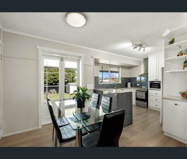 APPEALING, INVITING & VERY STYLISH! - Photo 3