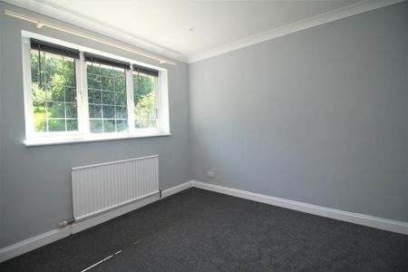 4 bedroom end of terrace house to rent - Photo 4