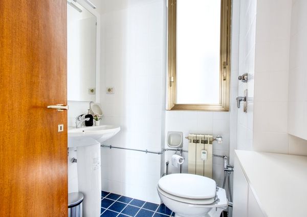 Spacious and bright single room in Via Ronchi