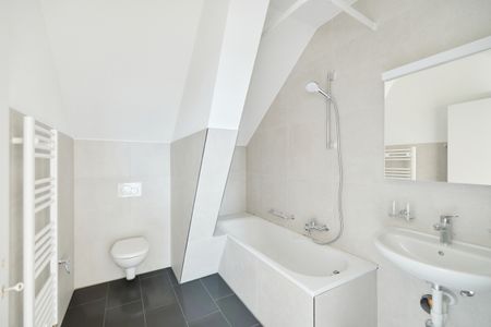 HELLE UND ZEITGEMÄSSE 2.5-ZIMMER-DACHWOHNUNG - Foto 3