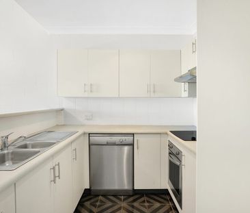 2/33 Murray Street, North Ward, Qld 4810 - Photo 5