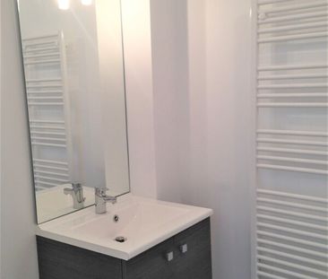 Location Appartement 2 pièces 40m² MARSEILLE 11ème - Photo 2