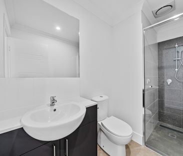 MODERN TWO BEDROOM DUPLEX IN QUIET STREET - Photo 3