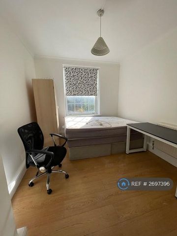 4 bedroom flat to rent - Photo 4