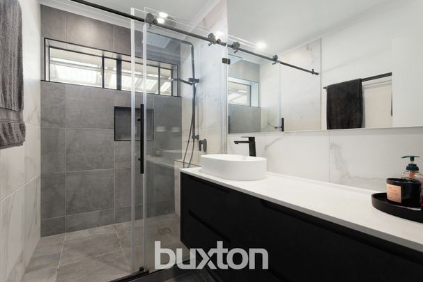 STYLISH LIVING - Photo 1