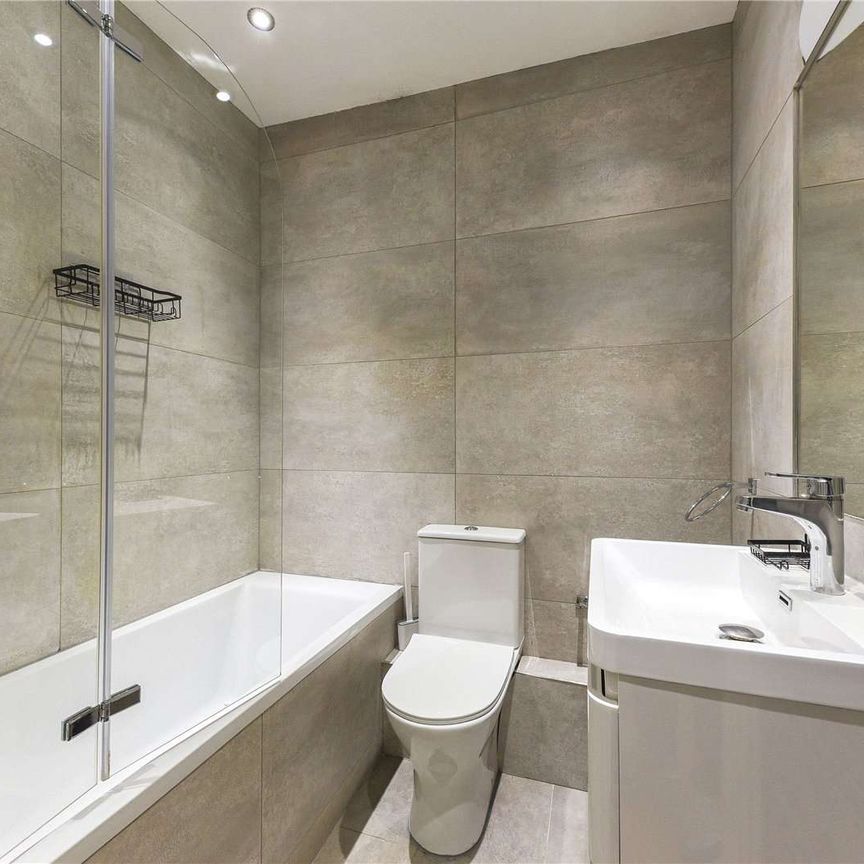 SHARERS/HMO friendly - This four double bedroom triplex apartment with private terrace. - Photo 1