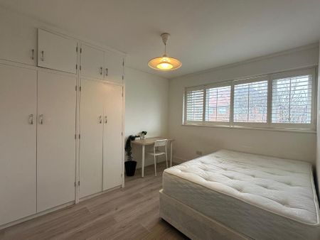 Templemead Close, East Acton, London, W3 7NH - Photo 2