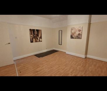 3 Bed Flat, Littleton Road, M7 - Photo 2